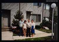 主要名稱：李唐基家族照(琦君夫婦與2位家人於國外家門前合影)圖檔，第1張，共1張