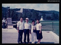 主要名稱：李唐基家族照(琦君夫婦與李唐基家人於戶外景點合影)圖檔，第1張，共1張