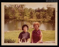 主要名稱：琦君與外國友人合照2-8（琦君與國外友人於戶外湖邊合影）圖檔，第1張，共1張