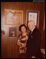 主要名稱：琦君與外國友人合照2-9（琦君與國外友人於室內合影）圖檔，第1張，共1張