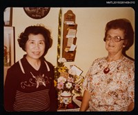 主要名稱：琦君與外國友人合照2-10（琦君與國外友人於室內合影）圖檔，第1張，共2張