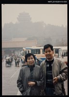 主要名稱：琦君與學生王少棣於北京戶外合影圖檔，第1張，共1張