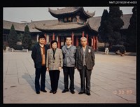 主要名稱：琦君1990年大陸返鄉4-3（琦君夫婦與李晝堂於西安碑林城樓前合影圖檔，第1張，共1張