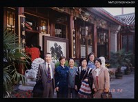 相關藏品主要名稱：琦君1992年大陸返鄉1-1(一九九二年訪問北京，琦君夫婦與陳萃芳等人合影)的藏品圖示