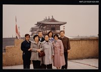 主要名稱：琦君1992年大陸返鄉1-8(一九九二年訪問北京，琦君夫婦與陳萃芳等人於戶外合影)圖檔，第1張，共1張