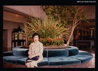 主要名稱：琦君夫婦與李唐基友人合照（琦君於室內大廳獨照）圖檔，第1張，共1張