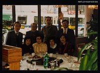 主要名稱：琦君夫婦與李唐基友人合照（琦君夫婦與多位友人聚餐合照）圖檔，第1張，共2張