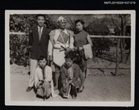 主要名稱：琦君夫婦生活照1-19（琦君夫婦與他人合影）圖檔，第1張，共1張