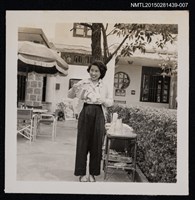 主要名稱：琦君友人石韻薇獨照1-7圖檔，第1張，共2張