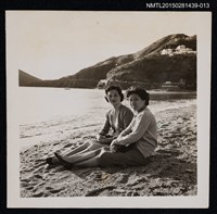 主要名稱：琦君友人石韻薇與其家人合照1-13圖檔，第1張，共2張