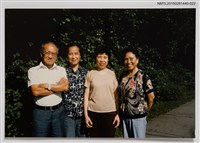 主要名稱：琦君與友人石韻薇和其家人合照2-22圖檔，第1張，共1張