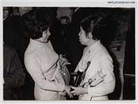 主要名稱：琦君領獎活動照8(電視節目主持人訪問照)圖檔，第1張，共2張