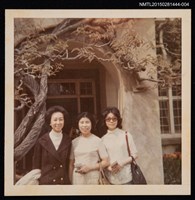 主要名稱：琦君第一次訪美照4（琦君與友人媛珊等人於室外合影）圖檔，第1張，共1張