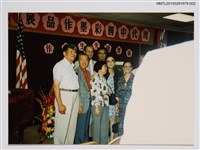 主要名稱：琦君夫婦出席現代中國彩墨作品展與鄭愁予等人合照2圖檔，第1張，共1張