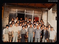 主要名稱：琦君出席校園文學座談會與朱白水、詹悟等人合照圖檔，第1張，共1張