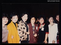 相關藏品主要名稱：琦君與文友出席第一屆世界華文作家大會之合影3的藏品圖示