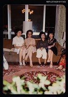 主要名稱：琦君與林海音、羅蘭、夏祖葳等人合照（琦君與夏祖葳、羅蘭等人合照）2圖檔，第1張，共2張