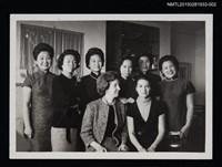 主要名稱：琦君與林海音等人與外國友人合照1-2圖檔，第1張，共1張