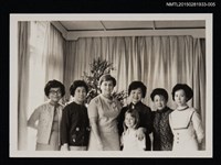 主要名稱：琦君與林海音等人與外國友人合照1-5圖檔，第1張，共1張