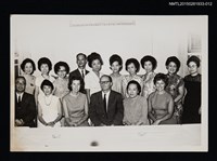 主要名稱：琦君與林海音等人與外國友人合照1-12圖檔，第1張，共1張