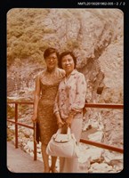 主要名稱：琦君與林海音、何凡、夏祖焯女兒等人出遊照（琦君與林海音等人合照）5圖檔，第4張，共4張