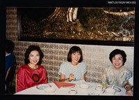 主要名稱：琦君夫婦與瘂弦妻等人餐敘合照2圖檔，第1張，共2張