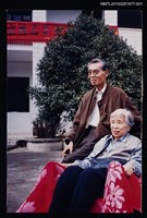 主要名稱：琦君夫婦與兒媳2001年返鄉合照1圖檔，第1張，共1張