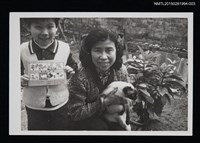 主要名稱：琦君與友人蘭生及其家人合照1-3圖檔，第1張，共1張