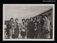 主要名稱：琦君與劉咸思、黃娟等婦協成員合照2圖檔，第1張，共2張