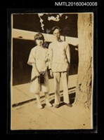 主要名稱：洪炎秋與夫人關國藩合影（青年時期，戶外）圖檔，第1張，共1張