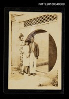 主要名稱：洪炎秋與夫人關國藩合影（青年時期，圓形拱門前）圖檔，第1張，共1張