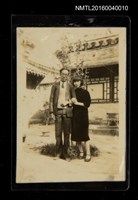 主要名稱：洪炎秋與夫人關國藩合影（北京家中，1930年代）圖檔，第1張，共1張