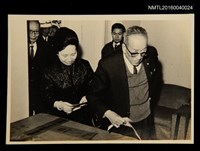 主要名稱：洪炎秋與夫人關國藩於立委投票時留影圖檔，第1張，共1張