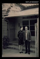 主要名稱：洪炎秋與女合影於台大宿舍大門圖檔，第1張，共1張
