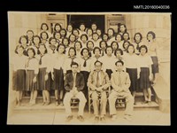 主要名稱：洪炎秋任職台中師範校長時與師生合影圖檔，第1張，共1張