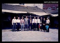 主要名稱：康原與陳再德、陳慶芳、吳晟、鄭邦鎮、彭瑞金等人於洪醒夫故居前合照圖檔，第1張，共2張