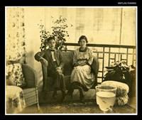 主要名稱：張福英和丈夫林景仁攝於他們的第一棟房子圖檔，第1張，共2張