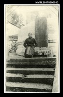 主要名稱：林景仁坐於碑前獨影圖檔，第1張，共2張