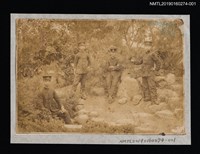 主要名稱：盧丙丁與同學合影（於戶外庭園）圖檔，第1張，共2張