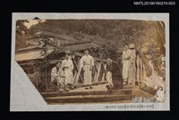 主要名稱：盧丙丁與同學合影（於木造建築前）圖檔，第1張，共2張