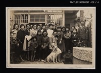 主要名稱：林氏好與家人合影（於庭院中）圖檔，第3張，共5張