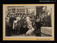 主要名稱：林氏好與家人合影（於庭院中）圖檔，第4張，共5張