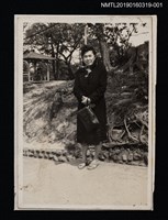 主要名稱：林氏好獨照（中年，於戶外樹下）1圖檔，第1張，共2張