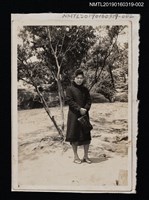 主要名稱：林氏好獨照（中年，於戶外樹下）2圖檔，第1張，共2張