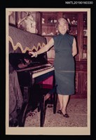 主要名稱：林氏好獨照（晚年，於鋼琴旁，立姿）圖檔，第1張，共1張