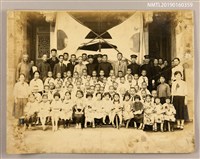 主要名稱：林氏好擔任臺南第三公學校第二幼稚園保姆時期留影（與學生合影）圖檔，第1張，共2張