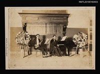 主要名稱：鄭有忠與吾等フイルハーモニア管絃樂團團員合影（於表演現場）圖檔，第1張，共1張