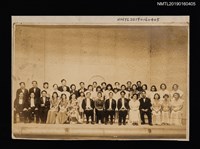 主要名稱：合唱團合影（於表演現場）圖檔，第1張，共1張