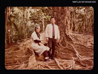主要名稱：林氏好與家人合影（晚年，於墾丁風景區大樹下）圖檔，第1張，共2張