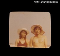 主要名稱：葉笛與夫人著泳衣戴遮陽帽於海邊留影圖檔，第1張，共1張